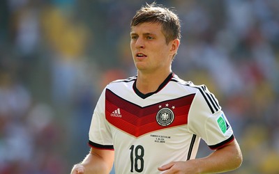 101博体育独家-贝利赛后拥抱对手门将